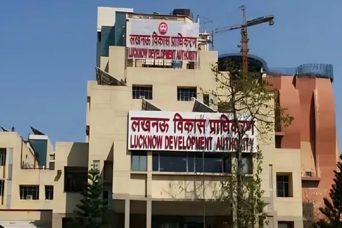 अमीनाबाद के अजीत ज्वेलरी शोरूम की सील खुलवाने में कथित अनियमितता का मामला, पेशकार और वरिष्ठ लिपिक पर भी विभागीय कार्रवाई के निर्देश (फोटो सोर्स :file photo, Ritesh Singh )