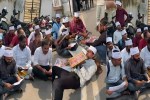 वाल्मीकि जयंती के अवसर पर मंत्री आवास के बाहर राम दरबार स्थापित कर सुंदरकांड का पाठ करते आंदोलनकारी अभ्यर्थी (फोटो सोर्स : Ritesh Singh )