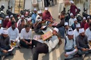 वाल्मीकि जयंती के अवसर पर मंत्री आवास के बाहर राम दरबार स्थापित कर सुंदरकांड का पाठ करते आंदोलनकारी अभ्यर्थी (फोटो सोर्स : Ritesh Singh )