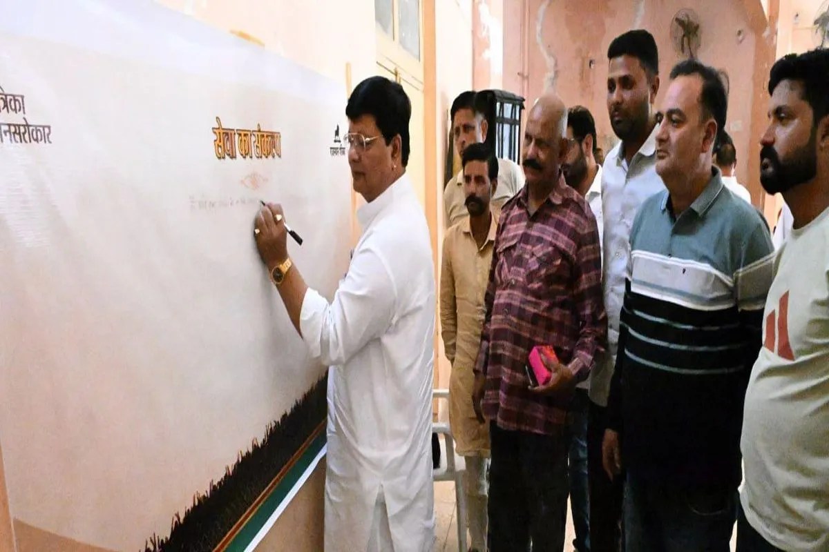 अंबेडकर भवन में बोर्ड पर हस्ताक्षर कर अपनी प्राथमिकताएं व संकल्प दर्ज करते हुए महापौर अनिल कल्ला।