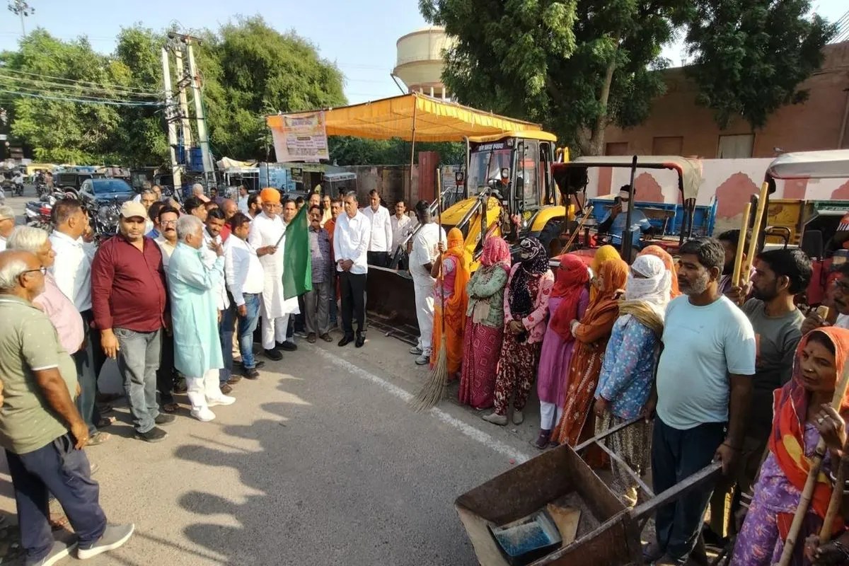 मुरलीधर व्यास नगर में वार्ड संख्या दो में सफाई अभियान को हरी झंडी दिखाकर प्रारंभ करवाते विधायक जेठानंद व्यास।