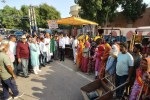 मुरलीधर व्यास नगर में वार्ड संख्या दो में सफाई अ​भियान को हरी झंडी दिखाकर प्रारंभ करवाते विधायक जेठानंद व्यास। 