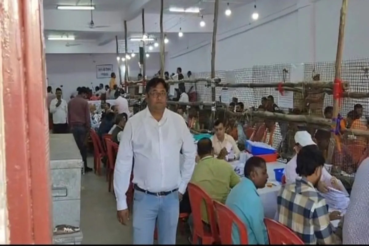 उत्तर प्रदेश विधान परिषद की स्नातक और शिक्षक निर्वाचन सीटों के नतीजों पर टिकी निगाहें (फोटो सोर्स : Ritesh Singh )