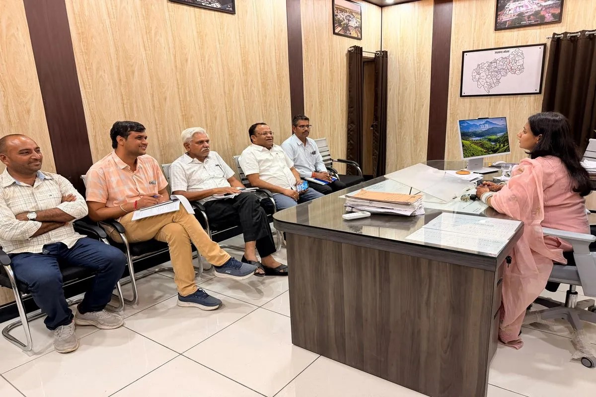 नोखा में नहरी पानी को लेकर उपखंड कार्यालय में चर्चा करते अधिकारी एवं जनप्रतिनिधि