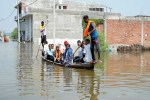 गोमती का जलस्तर बढ़ने के बाद प्रभावित इलाके में नाव के जरिए सुरक्षित स्थान की ओर जाते लोग। (फोटो सोर्स : Ritesh Singh )
