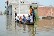 गोमती का जलस्तर बढ़ने के बाद प्रभावित इलाके में नाव के जरिए सुरक्षित स्थान की ओर जाते लोग। (फोटो सोर्स : Ritesh Singh )