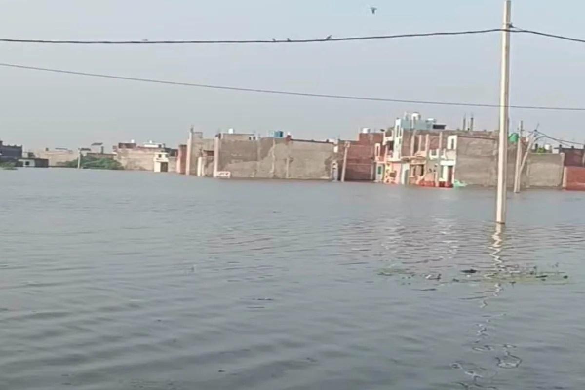 प्रभावित इलाकों में राहत सामग्री और स्वच्छ पेयजल बांटा, पंप सेट से लगातार जल निकासी और एंटी-लार्वा छिड़काव के निर्देश (फोटो सोर्स : Ritesh Singh )