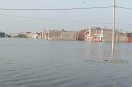 प्रभावित इलाकों में राहत सामग्री और स्वच्छ पेयजल बांटा, पंप सेट से लगातार जल निकासी और एंटी-लार्वा छिड़काव के निर्देश (फोटो सोर्स : Ritesh Singh )