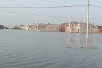 प्रभावित इलाकों में राहत सामग्री और स्वच्छ पेयजल बांटा, पंप सेट से लगातार जल निकासी और एंटी-लार्वा छिड़काव के निर्देश (फोटो सोर्स : Ritesh Singh )