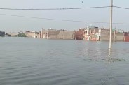 प्रभावित इलाकों में राहत सामग्री और स्वच्छ पेयजल बांटा, पंप सेट से लगातार जल निकासी और एंटी-लार्वा छिड़काव के निर्देश (फोटो सोर्स : Ritesh Singh )