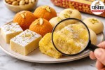 अलग-अलग तरह की भारतीय मिठाइयों को मैग्नीफाइंग ग्लास से जांचते हुए दिखाया गया है, जो मिलावटी मिठाई की पहचान को दर्शाता है।