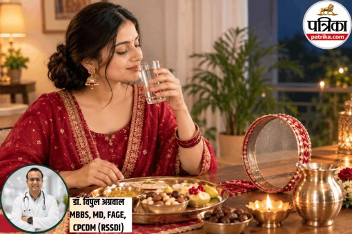 खुशहाल महिला हाथ में चलनी लिए चांद देखने के बाद पानी पीकर करवा चौथ का निर्जला व्रत खोल रही है।