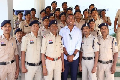 Athlete Animesh Kujur: इंडिया के सबसे तेज धावक अनिमेष कुजूर का सरगुजा पुलिस ने किया सम्मान, माता-पिता दोनों हैं डीएसपी | Surguja Police Honoured Indias Fastest Runner Animesh ...