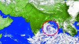 बंगाल की खाड़ी में उठे अर्नब चक्रवात के प्रभाव से बालोद जिले में मौसम बदल गया है। मौसम विभाग की ऑरेंज अलर्ट की चेतावनी के बाद जिला प्रशासन अलर्ट पर है। धान कटाई अंतिम चरण में होने से किसानों की चिंता बढ़ गई है। खेतों और खलिहानों में रखी कटी फसल को बचाने के लिए किसान त्रिपाल से धान ढकने और उपज सुरक्षित स्थानों पर पहुंचाने में जुटे हैं।