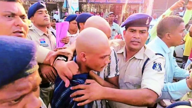एसिड अटैक के आरोपियों को नगर भ्रमण के लिए लेकर निकली पुलिस।