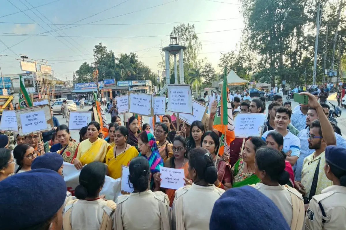 Ambikapur News: जेएनयू में छात्राओं ने कांग्रेस सांसद पर लगाया कथित यौन उत्पीड़न का आरोप, BJP महिला मोर्चा ने घेरा कांग्रेस दफ्तर