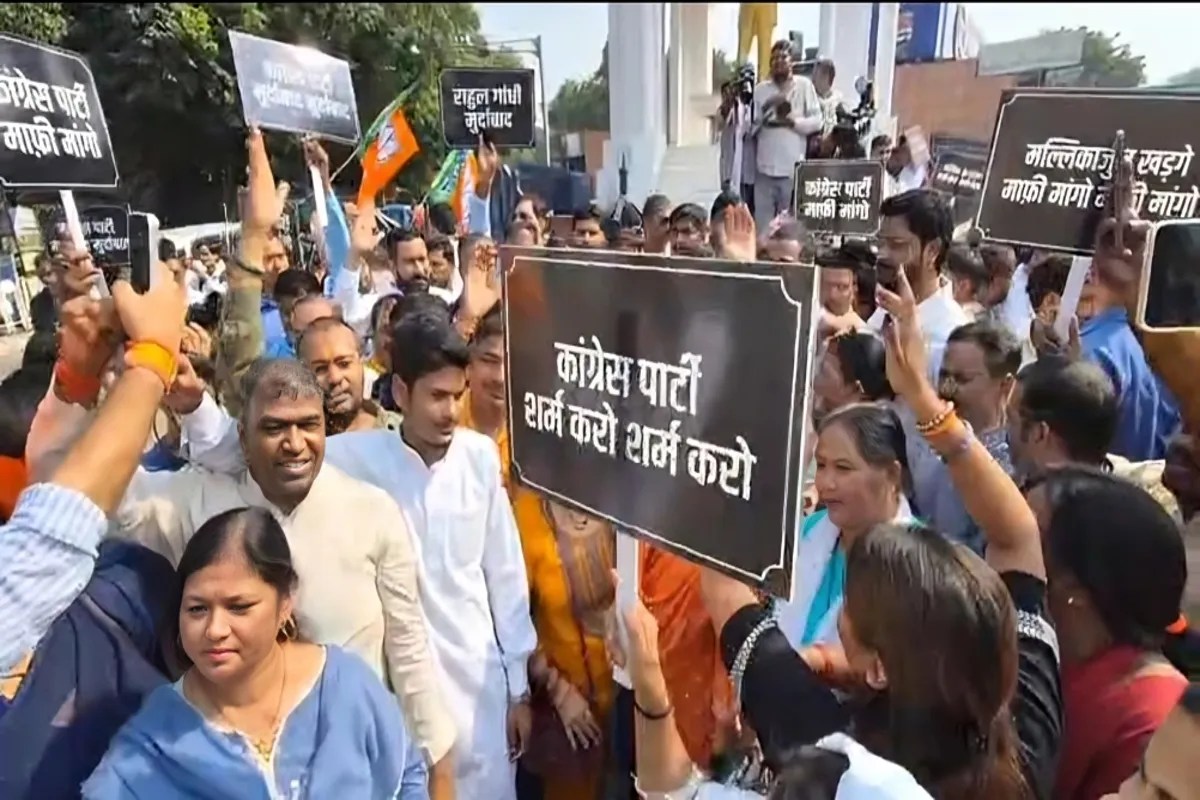 लखनऊ के हजरतगंज में प्रधानमंत्री नरेंद्र मोदी के स्वर्गीय पिता पर कथित टिप्पणी के विरोध में मार्च निकालते बीजेपी कार्यकर्ता (फोटो सोर्स : Ritesh Singh )