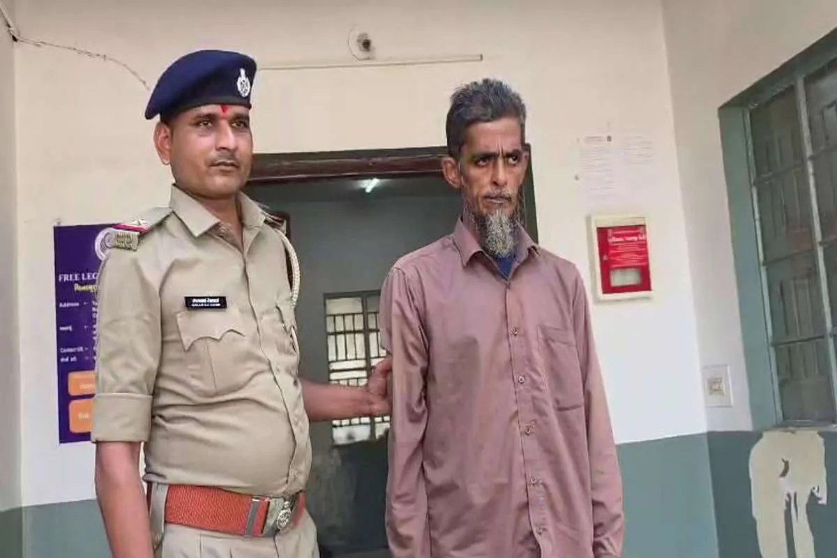 Gujarat Crime: गांव में उधार मांगते थे पिता, बेटे को थी बदनामी की चिंता, गुस्से में पेट्रोल डालकर जिंदा जलाया