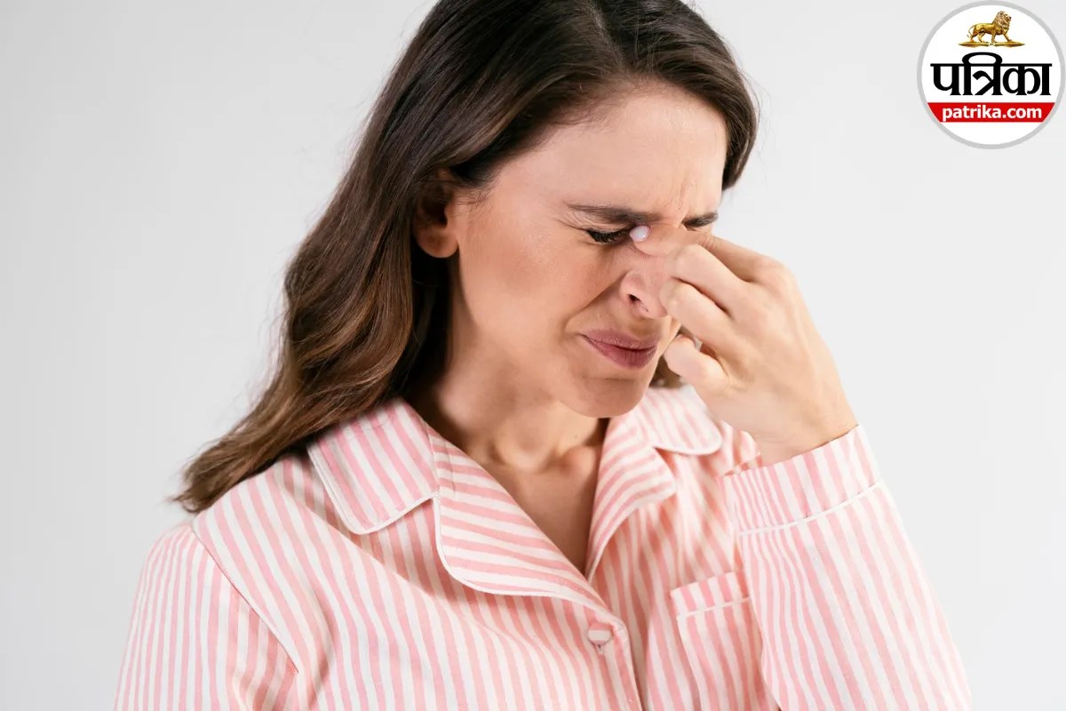 Blepharitis symptoms showing woman