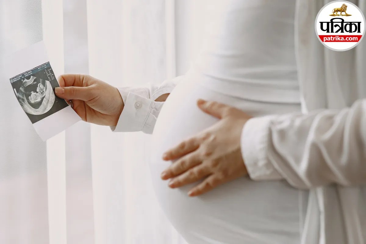 Medical illustration representing early pregnancy signs and pelvic changes associated with the Chadwick sign.