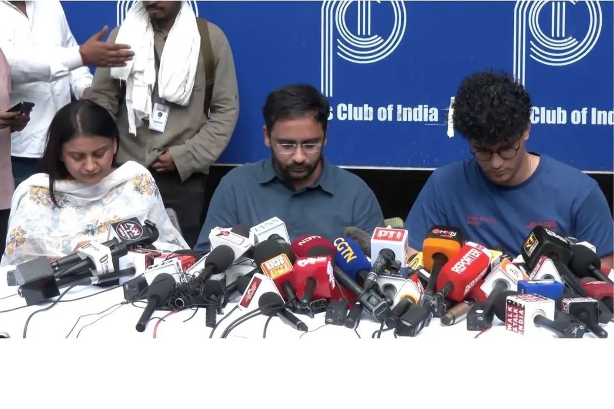 ‘खुली इमरजेंसी जैसे हालात’: दिल्ली की किलेबंदी पर भड़की कॉकरोच जनता पार्टी