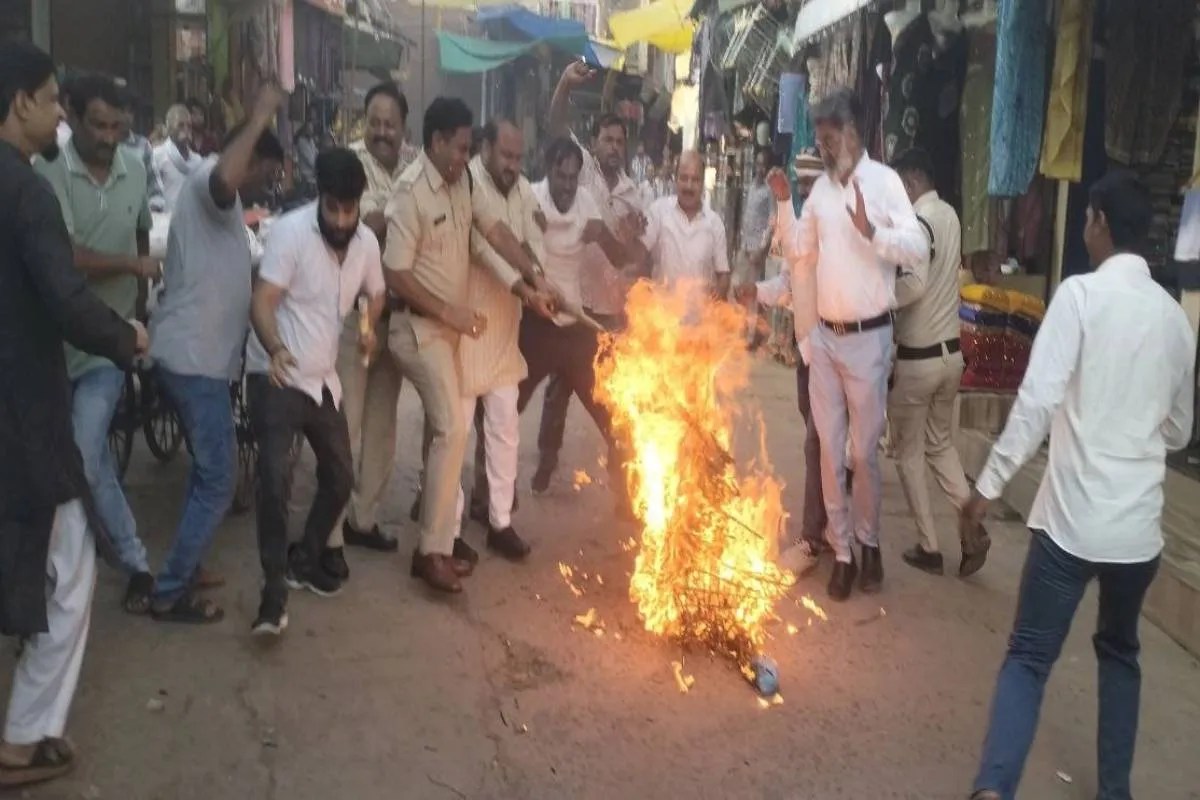 दमोह में पुतले छीनने के दौरान टीआई सुधीर बेगी झुलसे, कांग्रेस का प्रदर्शन