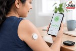 Continuous Glucose Monitor (CGM) सेंसर को स्मार्टफोन ऐप के साथ स्कैन करके ब्लड शुगर चेक करते हुए व्यक्ति।