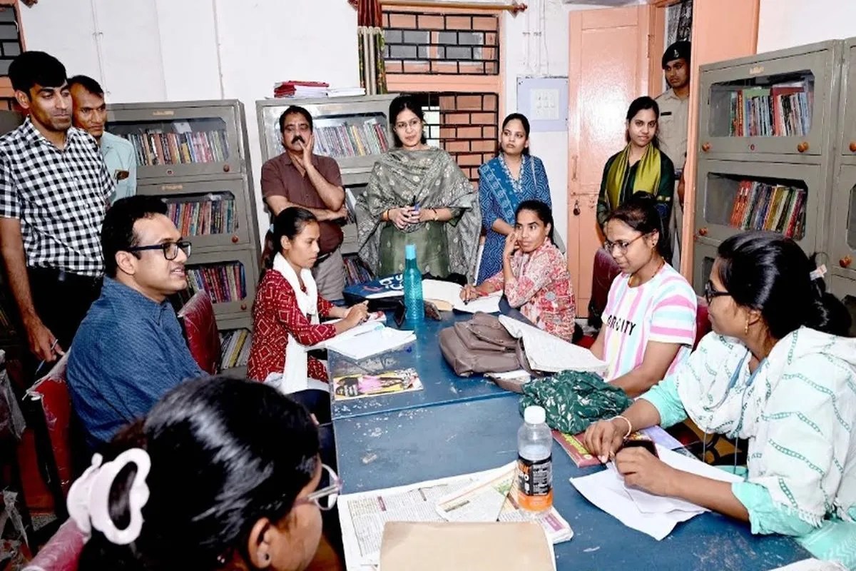 Ratlam Collector visits library news
