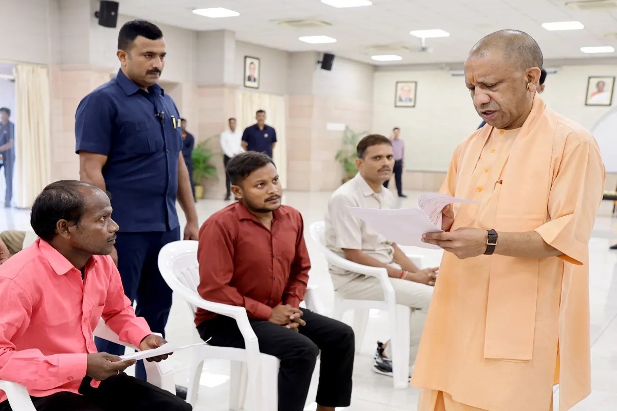 मुख्यमंत्री योगी आदित्यनाथ के समक्ष अपनी समस्या बताते फरियादी। (फोटो सोर्स : Ritesh Singh )