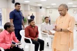 मुख्यमंत्री योगी आदित्यनाथ के समक्ष अपनी समस्या बताते फरियादी। (फोटो सोर्स : Ritesh Singh )