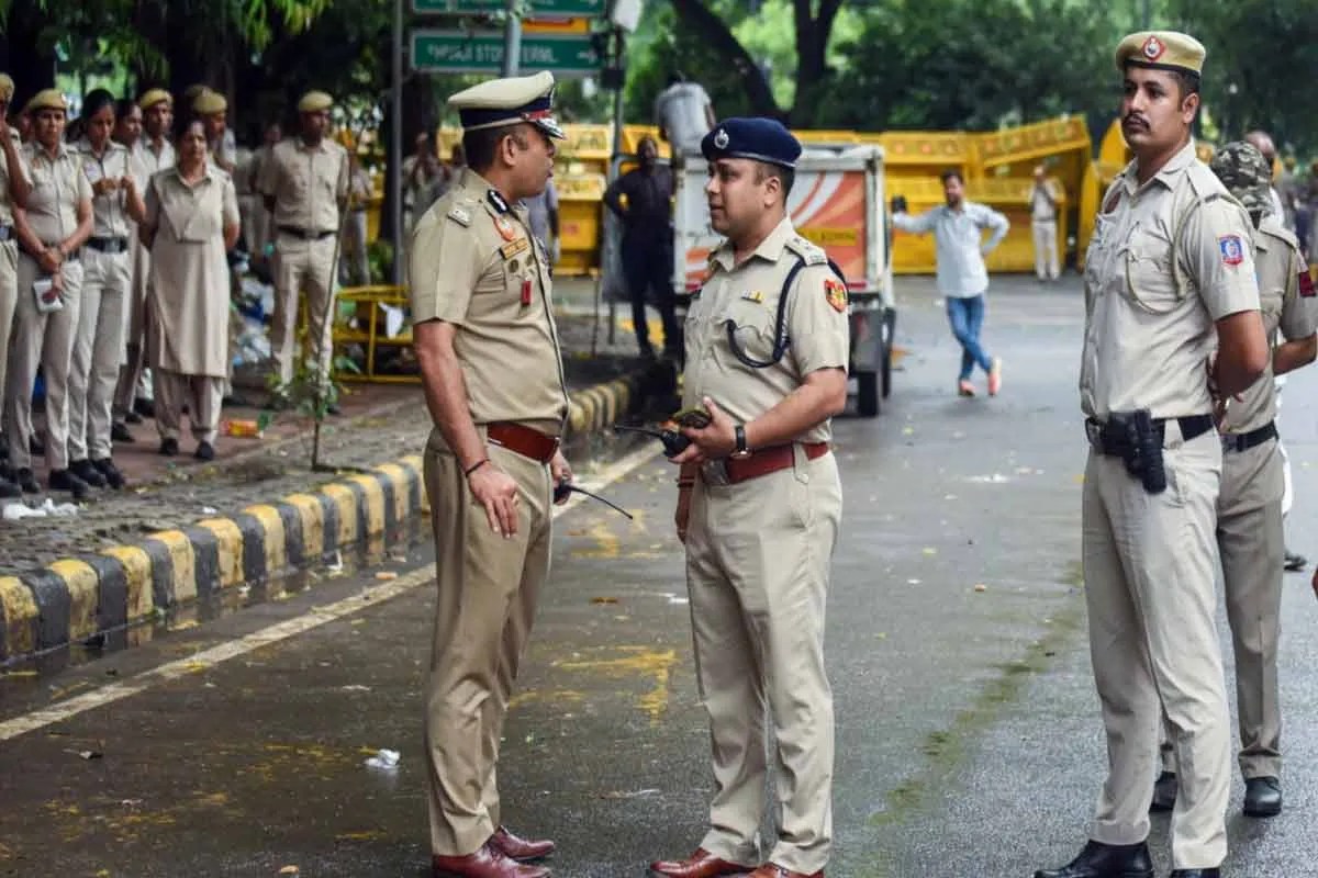 Delhi Cyber Fraud Gang: दिल्ली में अंतरराष्ट्रीय साइबर ठगी गिरोह का पर्दाफाश, पांच बैंकरों समेत छह गिरफ्तार; क्रिप्टोकरेंसी से विदेश भेजते थे पैसा