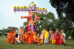 दशहरा समारोह के दौरान रावण दहन कर बुराई पर अच्छाई की विजय का संदेश देते बच्चे (फोटो सोर्स : Ritesh Singh )