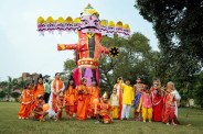 दशहरा समारोह के दौरान रावण दहन कर बुराई पर अच्छाई की विजय का संदेश देते बच्चे (फोटो सोर्स : Ritesh Singh )