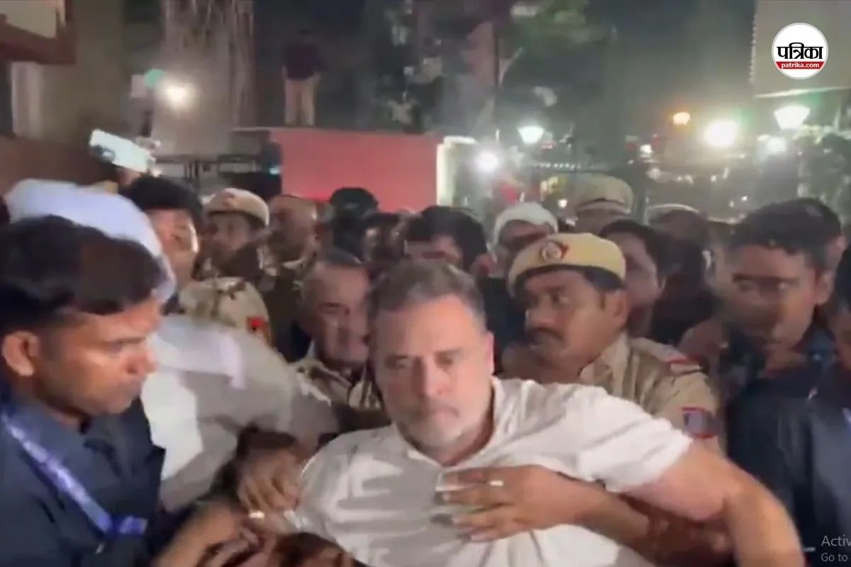 ECI Protest: करीब 9 घंटे के धरने के बाद राहुल गांधी को दिल्ली पुलिस ने हिरासत में लिया, प्रियंका गांधी को किया रिहा
