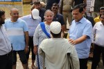 बाढ़ प्रभावित परिवारों से मुलाकात कर उनकी समस्याएं सुनते मंत्री ए.के. शर्मा। (फोटो सोर्स : Ritesh Singh )