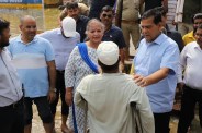 बाढ़ प्रभावित परिवारों से मुलाकात कर उनकी समस्याएं सुनते मंत्री ए.के. शर्मा। (फोटो सोर्स : Ritesh Singh )