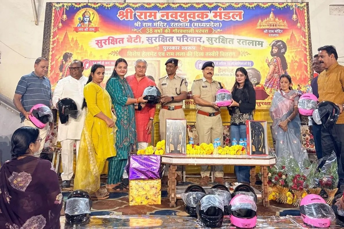 Helmets as a gift Traffic Police news ratlam