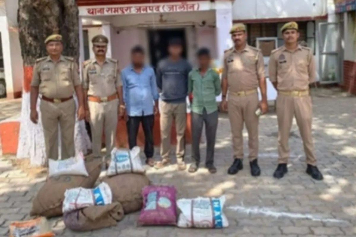 पुलिस की गिरफ्त में अभियुक्त, फोटो सोर्स- X जालौन पुलिस