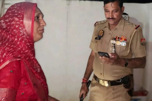 संजय को गिरफ्तार करने पहुंची पुलिस, फोटो सोर्स- X वीडियो ग्रैब