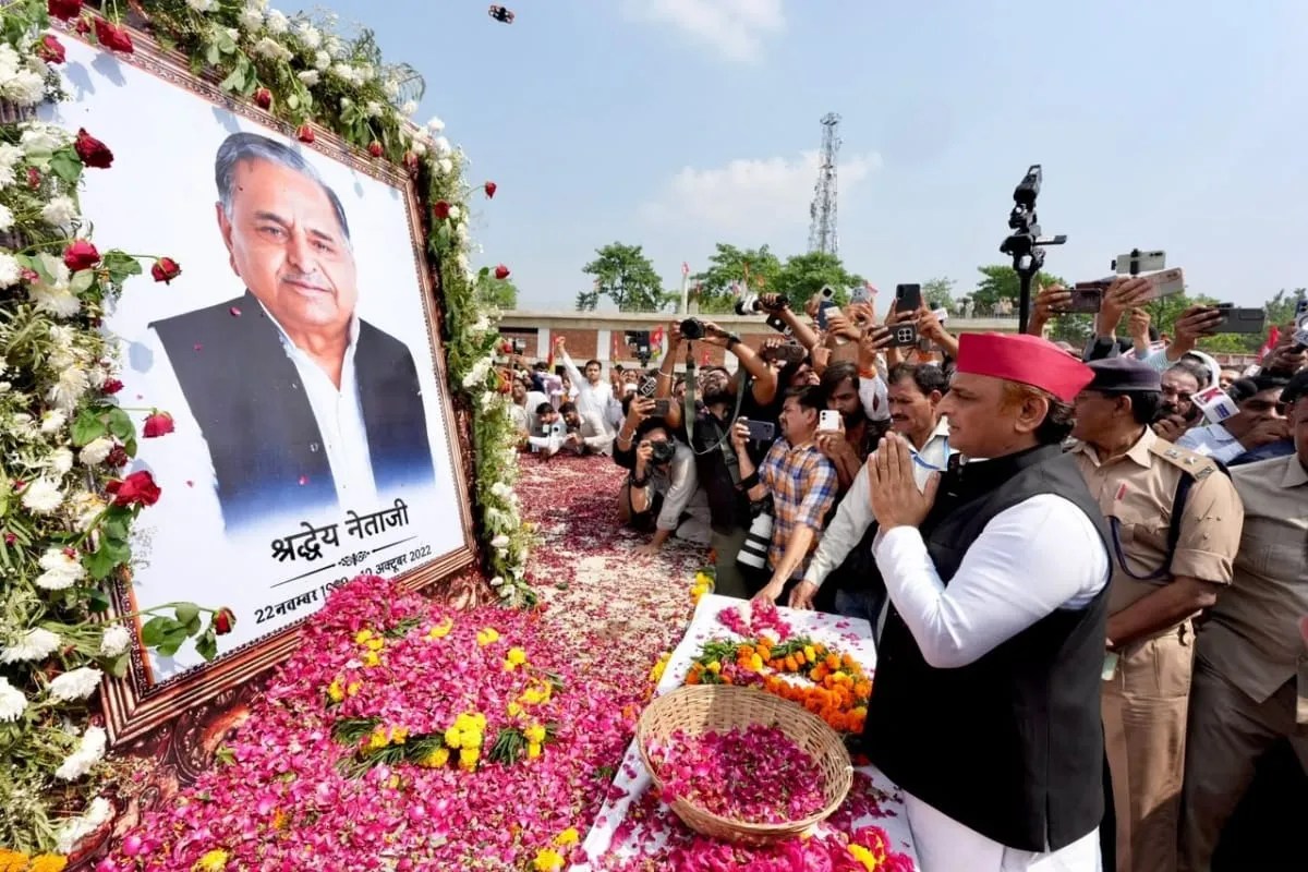 नेताजी को नमन करते अखिलेश यादव, फोटो सोर्स- X समाजवादी पार्टी