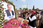नेताजी को नमन करते अखिलेश यादव, फोटो सोर्स- X समाजवादी पार्टी