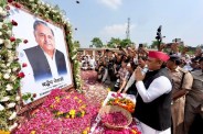 नेताजी को नमन करते अखिलेश यादव, फोटो सोर्स- X समाजवादी पार्टी