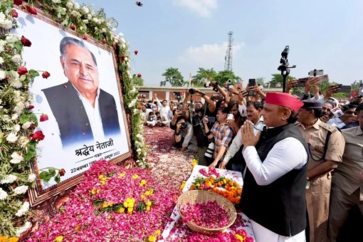 नेताजी को नमन करते अखिलेश यादव, फोटो सोर्स- X समाजवादी पार्टी