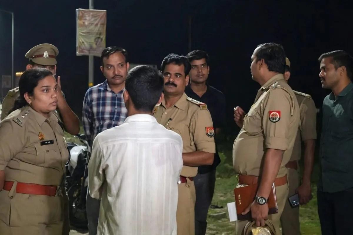 घटनास्थल पर मौजूद क्षेत्राधिकारी , फोटो सोर्स- X वीडियो ग्रैब