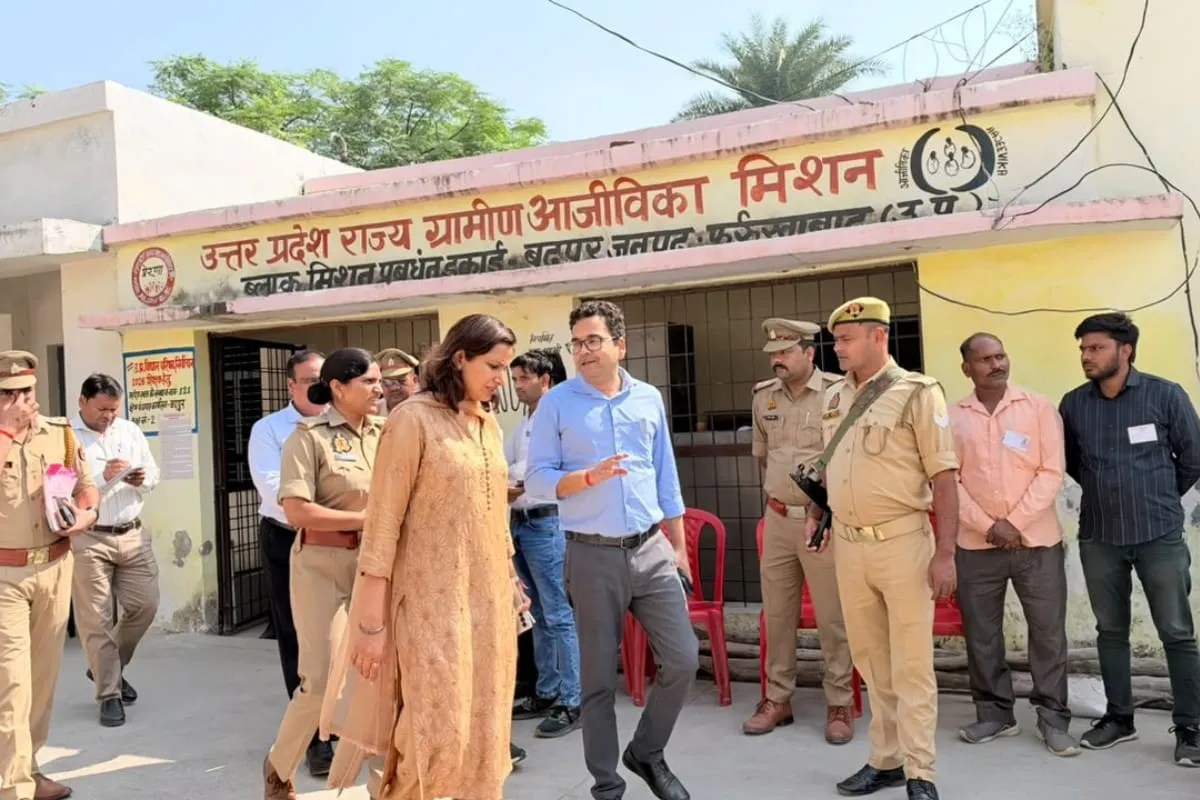 पोलिंग बूथ का निरीक्षण करते अधिकारी, फोटो सोर्स- X जिलाधिकारी