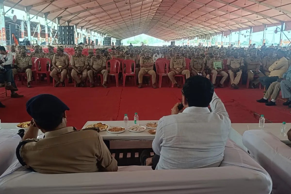 पुलिस कर्मियों को ब्रीफ करते डीएम और एसएसपी, फोटो सोर्स- सूचना विभाग