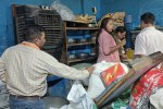 दुकान में छापा मारते खाद्य विभाग की टीम, फोटो सोर्स- सूचना विभाग उन्नाव