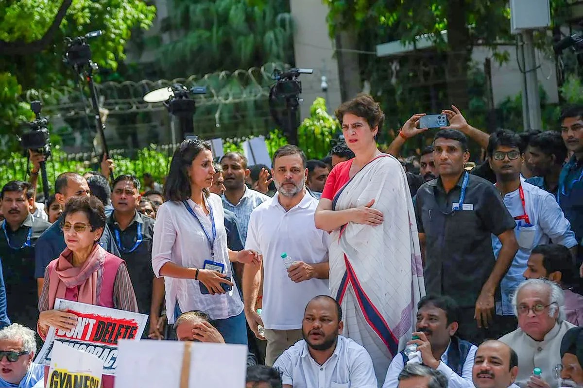 विपक्षी सांसदों का मार्च: कांग्रेस बोली-सड़कों पर देश की 64% आबादी’, भाजपा का पलटवार- राजशाही चलाने वाले कर रहे ढोंग