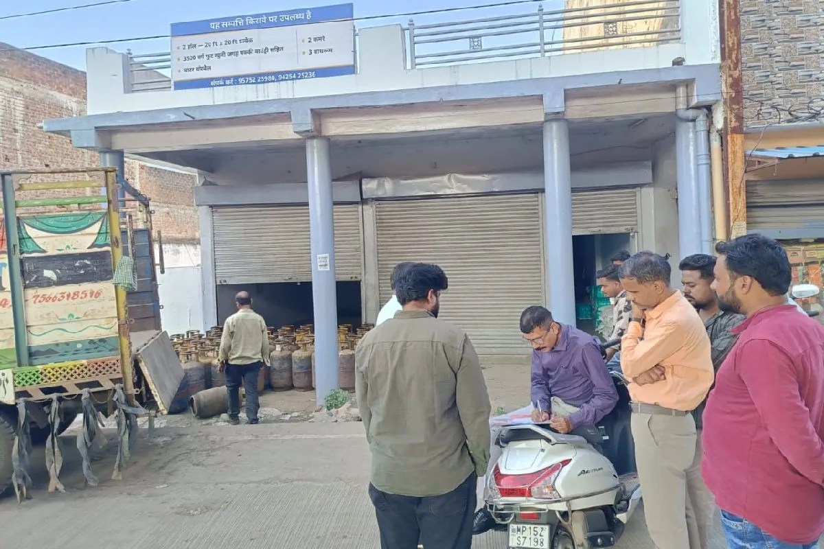 पेट्रोल पंप के सामने मिला गैस सिलेंडरों का अवैध भंडारण, बीना में खाद्य विभाग की कार्रवाई