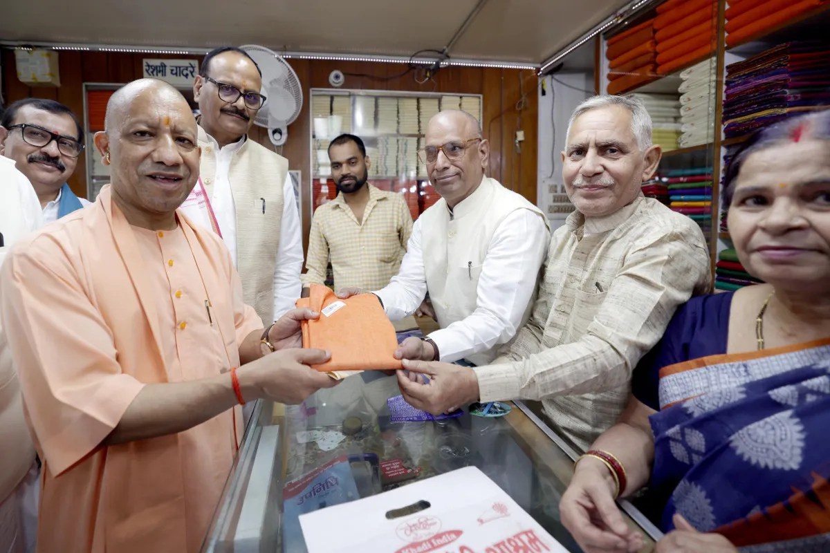 हजरतगंज के गांधी आश्रम पहुंचे मुख्यमंत्री, खादी अपनाने और स्थानीय कारीगरों को प्रोत्साहन देने का दिया संदेश (फोटो सोर्स : Ritesh Singh )